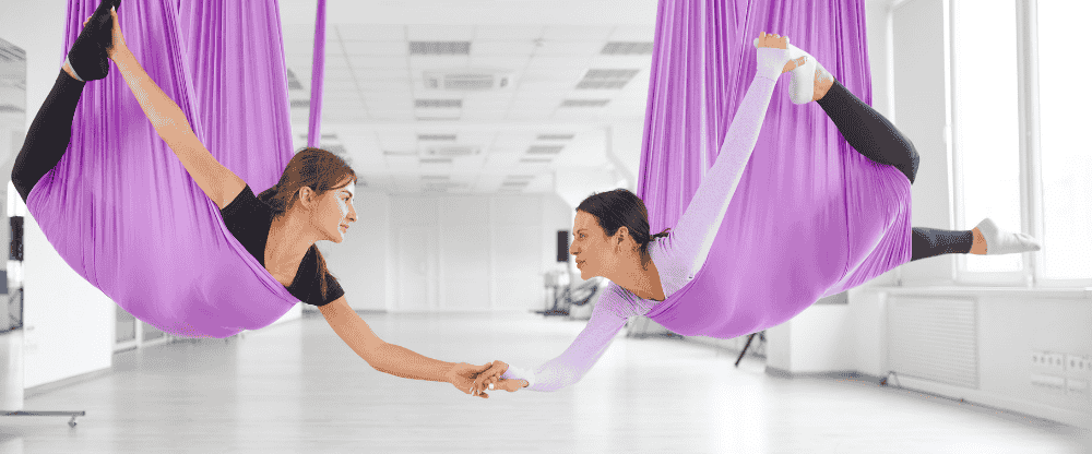 Fly-yoga en duo : travail d'équilibre
