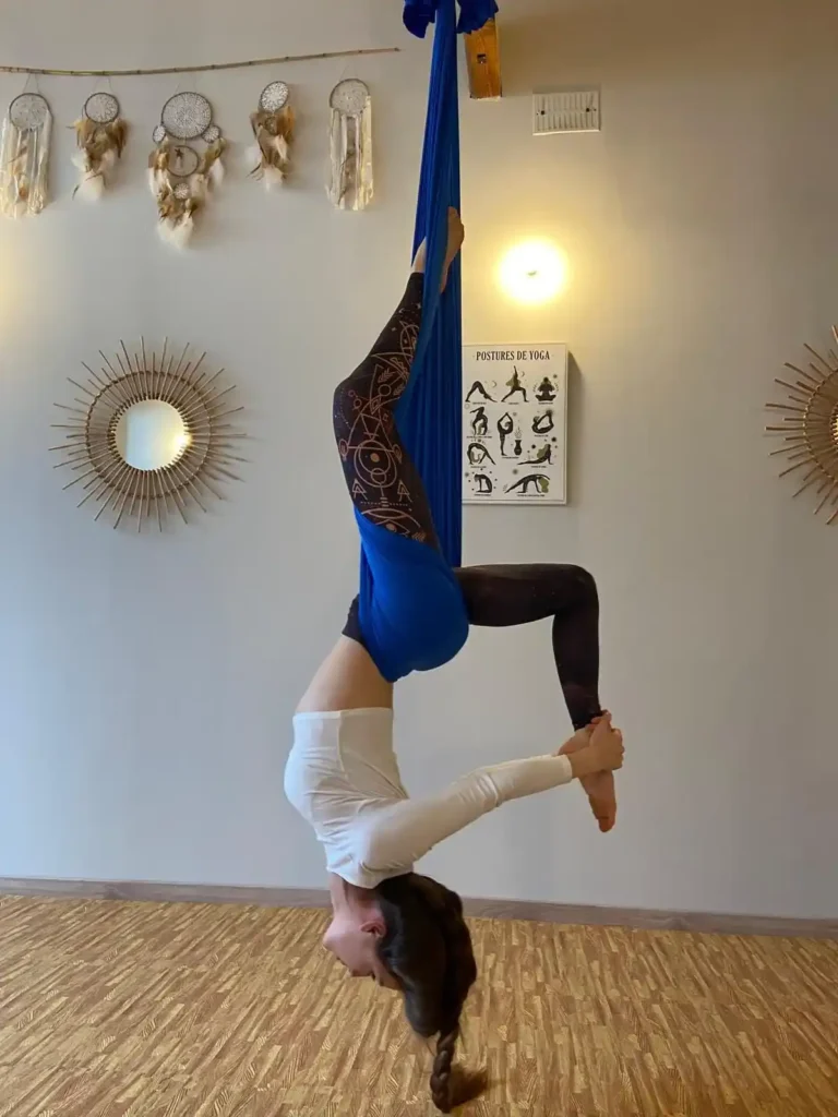 manon tête à l'envers en fly-yoga