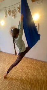 grand écart en fly-yoga au studio Esmeralda