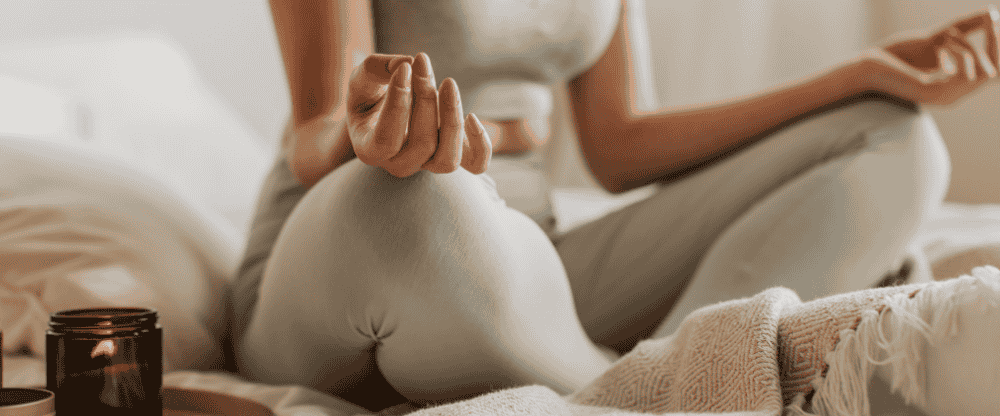méditation et relaxation au cours d'une séance de yoga