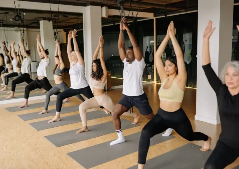 groupe de yogi en vinyasa yoga